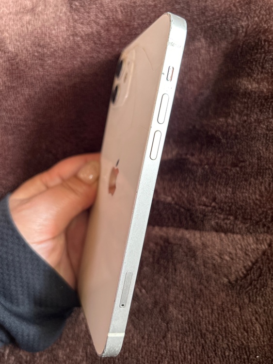 iPhone 12 64GB au（スマホ）の商品画像 - 査定依頼日：2026年4月24日 - 最高査定価格：13,000円