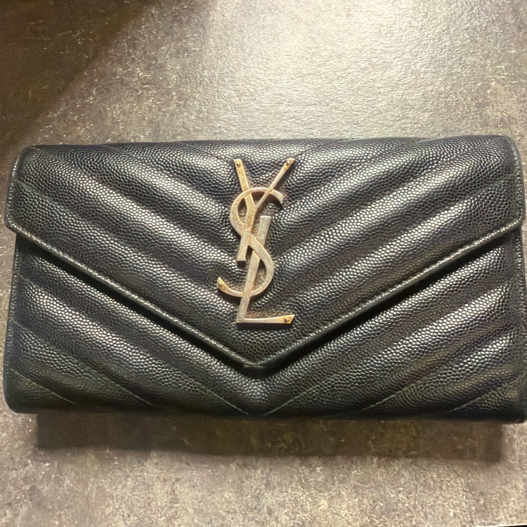 カサンドラ マトラッセ ラージ フラップウォレットのブラック×ゴールド金具？（ブランド財布・小物）の商品画像 - 査定依頼日：2026年9月25日 - 最高査定価格：100,000円