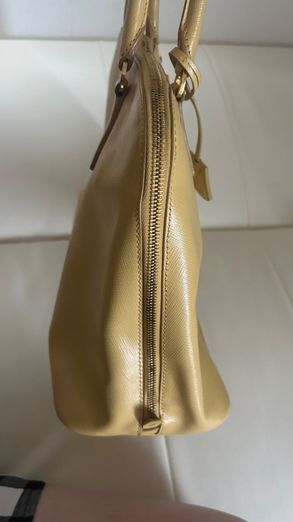 プラダ　トートバッグ　イエロー（ブランドバッグ）の商品画像 - 査定依頼日：2025年8月21日 - 最高査定価格：61,000円