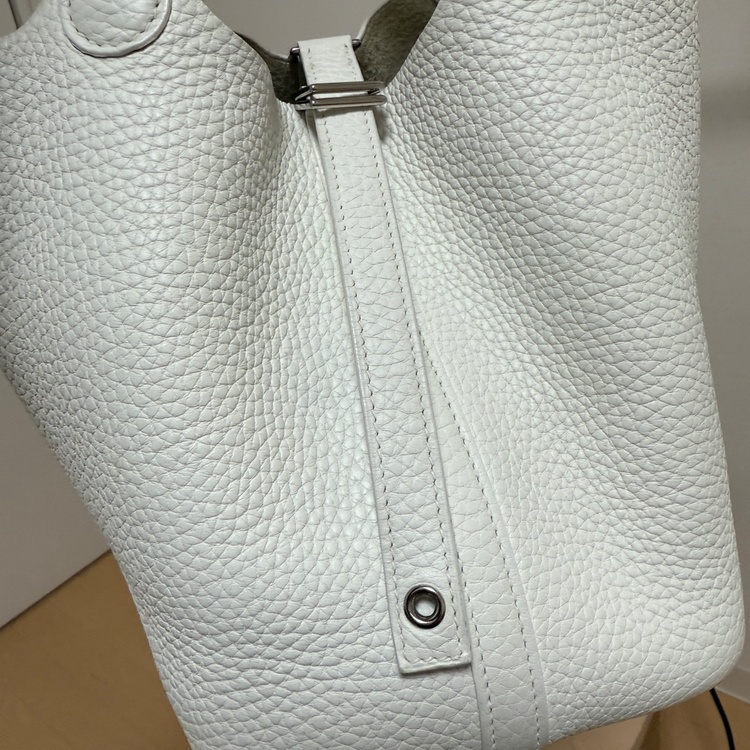 ピコタンロックpm ホワイト（ブランドバッグ）の商品画像 - 査定依頼日：2025年12月7日 - 最高査定価格：350,000円