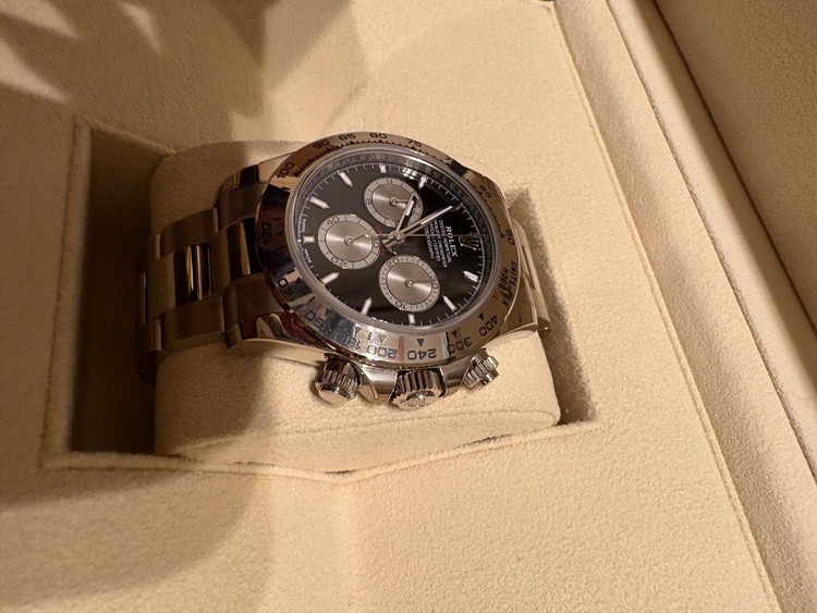 ロレックスデイトナ　ブライトブラック&スチール（高級時計）の商品画像 - 査定依頼日：2025年11月27日 - 最高査定価格：8,300,000円