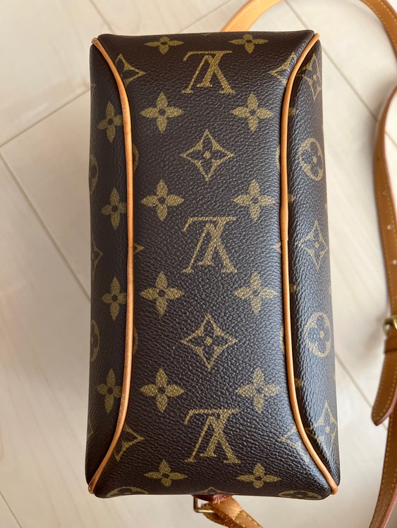 ブロワ ショルダーバッグ（ブランドバッグ）の商品画像 - 査定依頼日：2022年9月6日 - 最高査定価格：60,000円