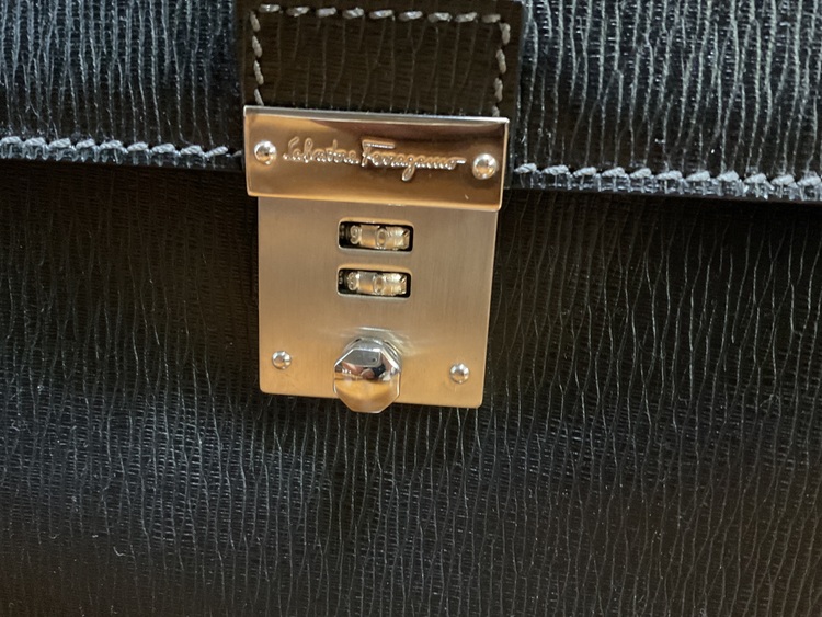 フェラガモ  （ブランドバッグ）の商品画像 - 査定依頼日：2025年8月7日 - 最高査定価格：5,000円