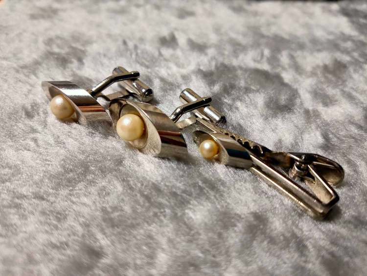 真珠　パール　カフスピン&ネクタイピンセット　シルバーの可能性あり（確認できず）（宝石）の商品画像 - 査定依頼日：2023年2月11日