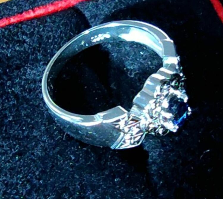 サファイヤリング。鑑定書見つからず（宝石）の商品画像 - 査定依頼日：2025年11月12日 - 最高査定価格：100,000円