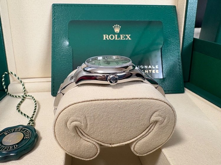 オイスターパーペチュアル31ピスタチオ（高級時計）の商品画像 - 査定依頼日：2026年4月12日 - 最高査定価格：100,000円