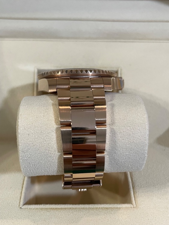 ロレックス GMTマスター 126715CHNr（高級時計）の商品画像 - 査定依頼日：2025年8月27日 - 最高査定価格：5,320,000円