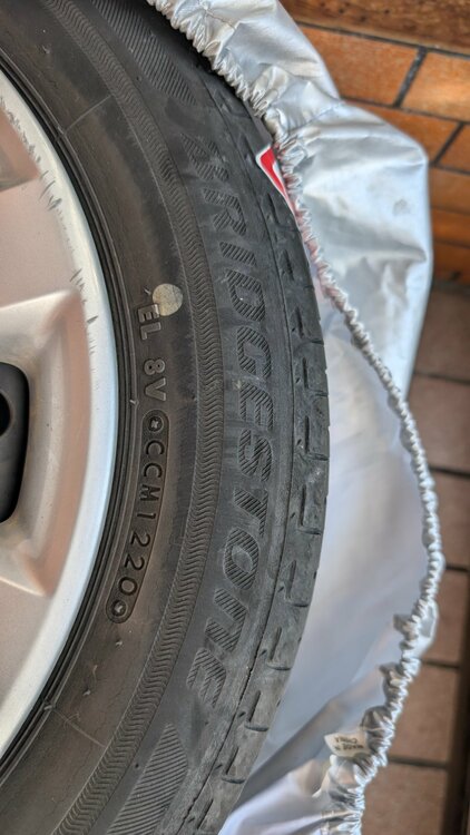 タイヤ（カー用品）の商品画像 - 査定依頼日：2026年2月7日 - 最高査定価格：2,000円