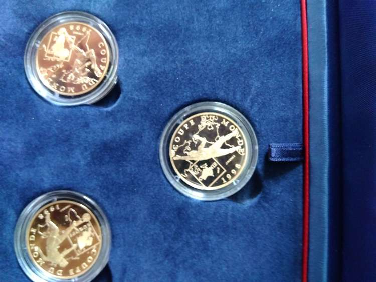 1998年ワールドカップ公式記念コイン（金・貴金属）の商品画像 - 査定依頼日：2023年3月15日 - 最高査定価格：170,000円