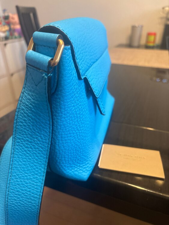 エンボスロゴ レザー 青 レディース ショルダー（ブランドバッグ）の商品画像 - 査定依頼日：2024年12月9日 - 最高査定価格：4,000円