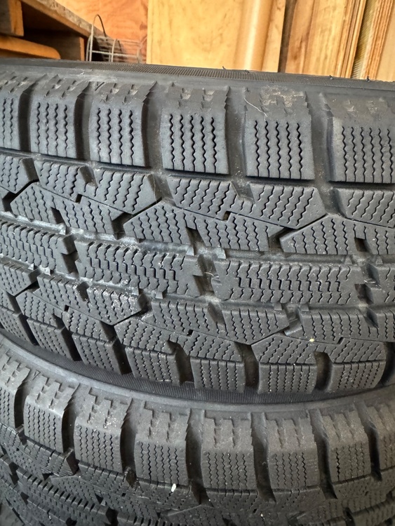 スタッドレスタイヤとアルミホイール（カー用品）の商品画像 - 査定依頼日：2026年3月8日 - 最高査定価格：3,000円