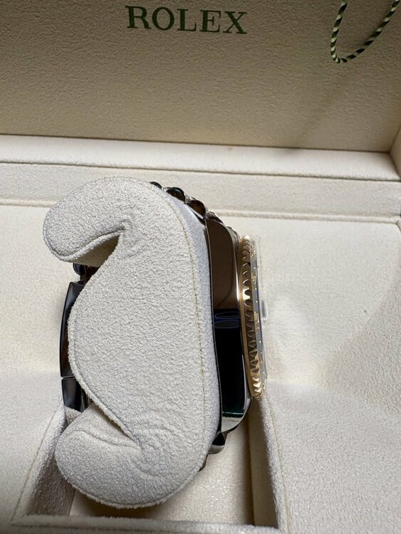 ロレックス GMTマスター 126713GRN（高級時計）の商品画像 - 査定依頼日：2026年1月7日 - 最高査定価格：3,280,000円