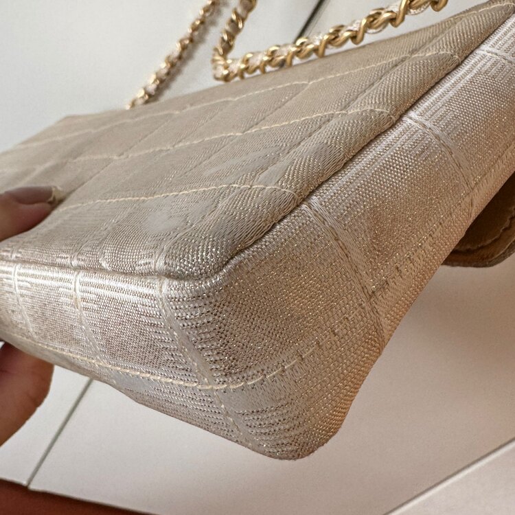 ニュートラベルラインチェーンショルダーバッグ（ブランドバッグ）の商品画像 - 査定依頼日：2025年1月14日 - 最高査定価格：150,000円