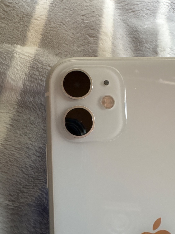 iPhone iPhone11 128GB au（スマホ）の商品画像 - 査定依頼日：2026年6月24日 - 最高査定価格：20,500円