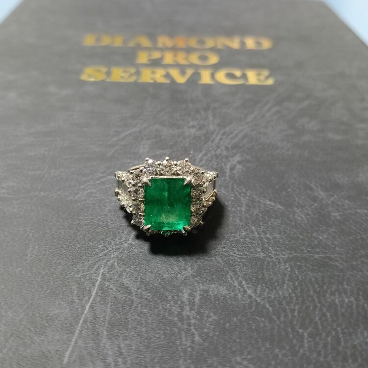 天然エメラルド　天然ダイアモンド　リング（宝石）の商品画像 - 査定依頼日：2025年11月30日 - 最高査定価格：600,000円