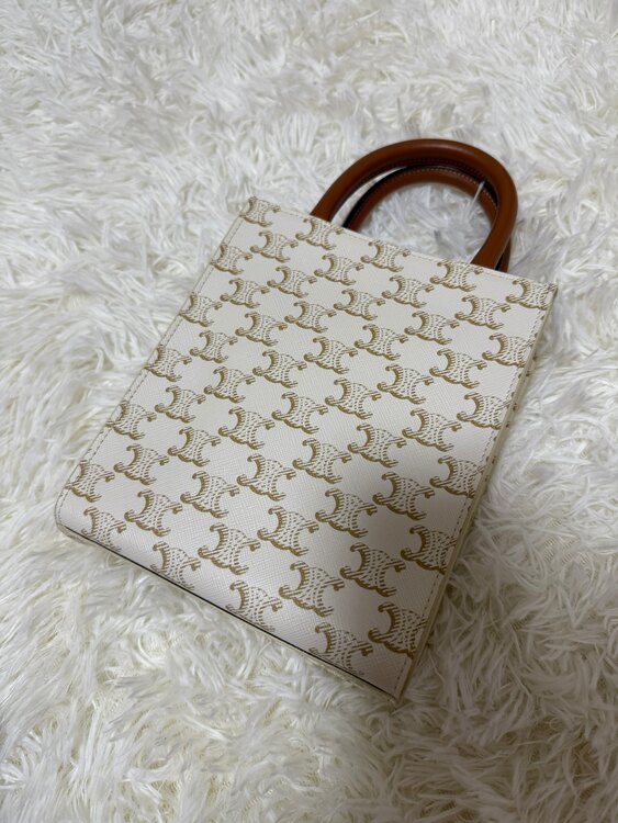 バーティカルカバ（ブランドバッグ）の商品画像 - 査定依頼日：2025年3月31日 - 最高査定価格：90,000円