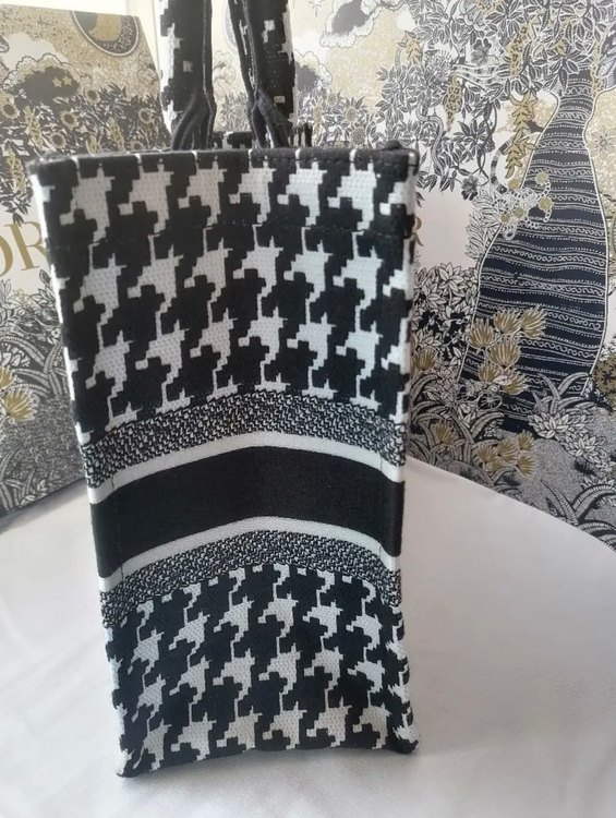 ブックトート 千鳥柄（ブランドバッグ）の商品画像 - 査定依頼日：2023年9月1日 - 最高査定価格：250,000円