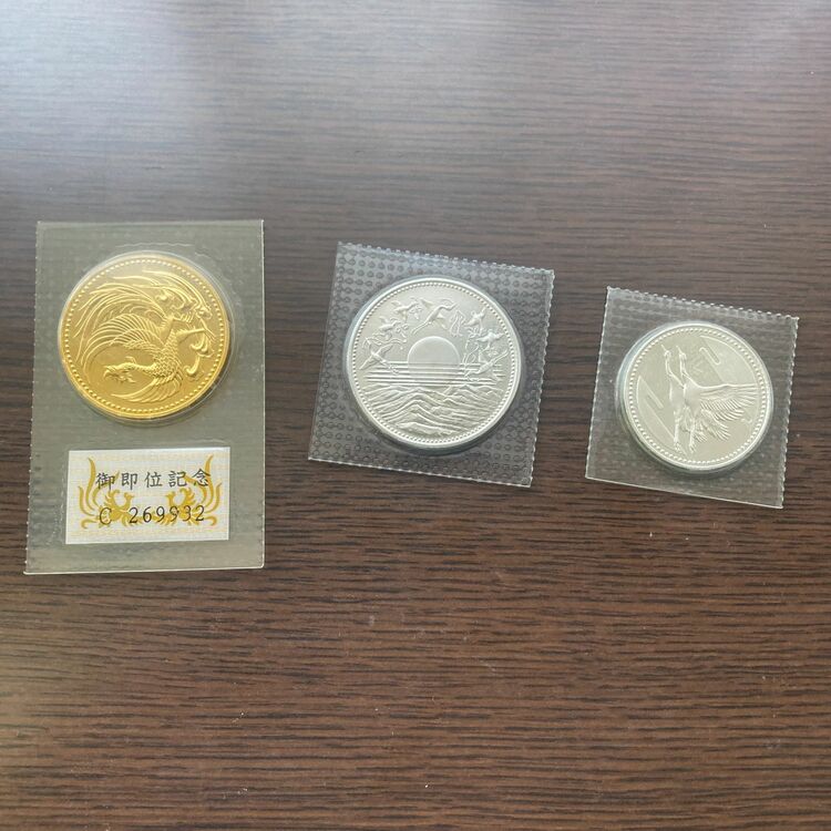 成2年 天皇陛下御即位記念１０万円金貨ほか 合計3点（金・貴金属）の商品画像 - 査定依頼日：2025年7月2日 - 最高査定価格：490,340円