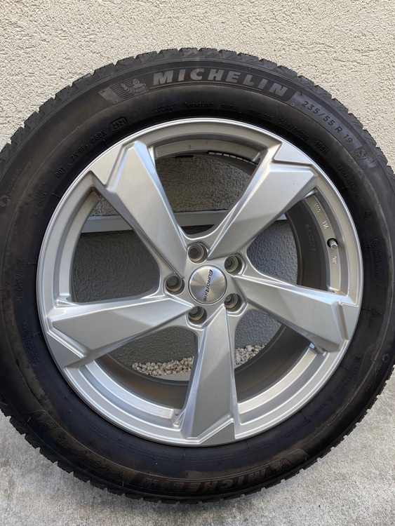 235/55R19（カー用品）の商品画像 - 査定依頼日：2025年12月3日 - 最高査定価格：8,000円