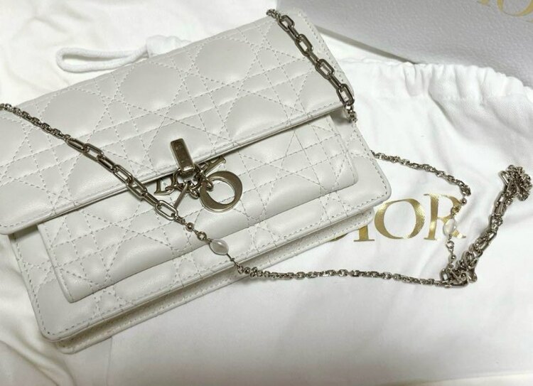 デイリーチェーンポーチ ホワイト（ブランドバッグ）の商品画像 - 査定依頼日：2025年3月29日 - 最高査定価格：150,000円