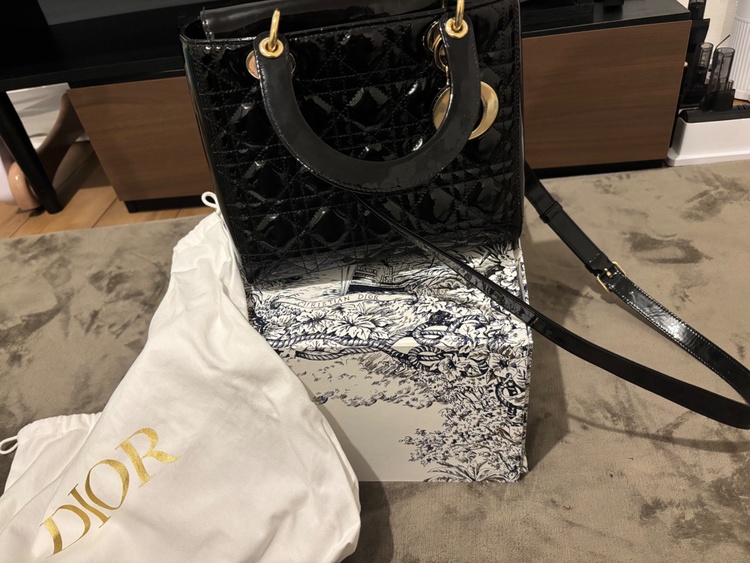 レディーディオールミディアム（ブランドバッグ）の商品画像 - 査定依頼日：2026年4月3日 - 最高査定価格：200,000円