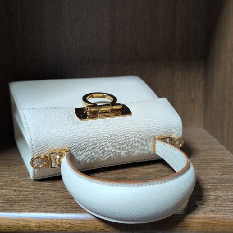 Ferragamo　ハンドバッグ（ブランドバッグ）の商品画像 - 査定依頼日：2026年2月11日 - 最高査定価格：13,000円