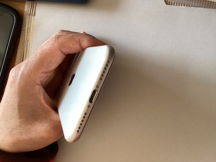 iPhone SE (第 3 世代) 64GB Softbank（スマホ）の商品画像 - 査定依頼日：2026年2月4日 - 最高査定価格：35,000円