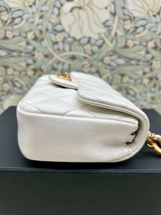 CHANEL ハートチャーム ミニマトラッセ ホワイト（ブランドバッグ）の商品画像 - 査定依頼日：2026年5月29日 - 最高査定価格：260,000円