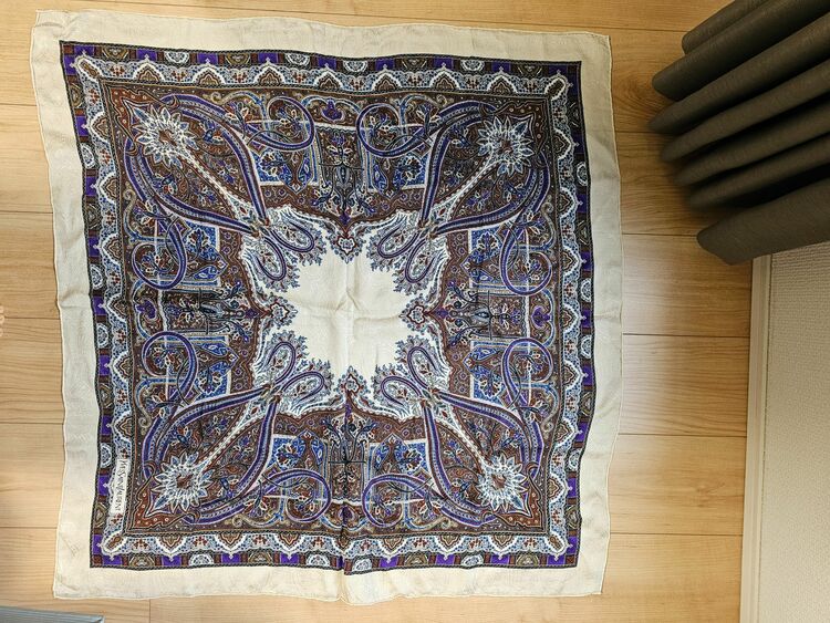 イブサンローラン　スカーフ（ブランド財布・小物）の商品画像 - 査定依頼日：2025年9月30日 - 最高査定価格：1,200円