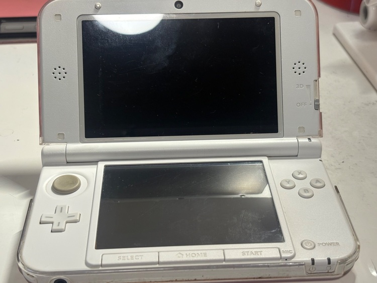 3DSLL（ゲーム機本体・ゲームソフト）の商品画像 - 査定依頼日：2025年9月13日 - 最高査定価格：7,200円