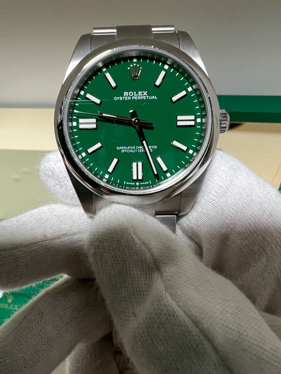 オイスターパーペチュアル41mm グリーン（高級時計）の商品画像 - 査定依頼日：2026年2月22日 - 最高査定価格：1,500,000円