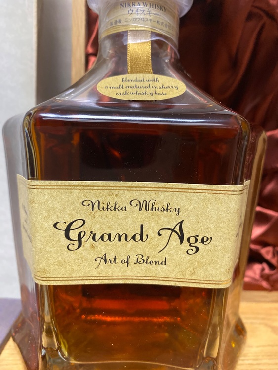 ニッカウイスキーグランドエイジ　660ml 45％（お酒）の商品画像 - 査定依頼日：2025年8月19日 - 最高査定価格：13,000円