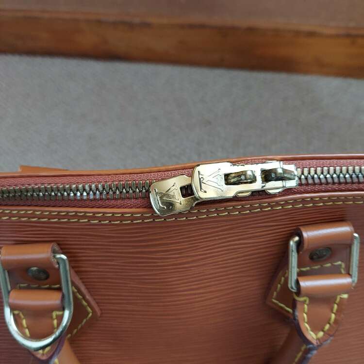 ルイヴィトン エピ （ブランドバッグ）の商品画像 - 査定依頼日：2025年2月12日 - 最高査定価格：15,000円