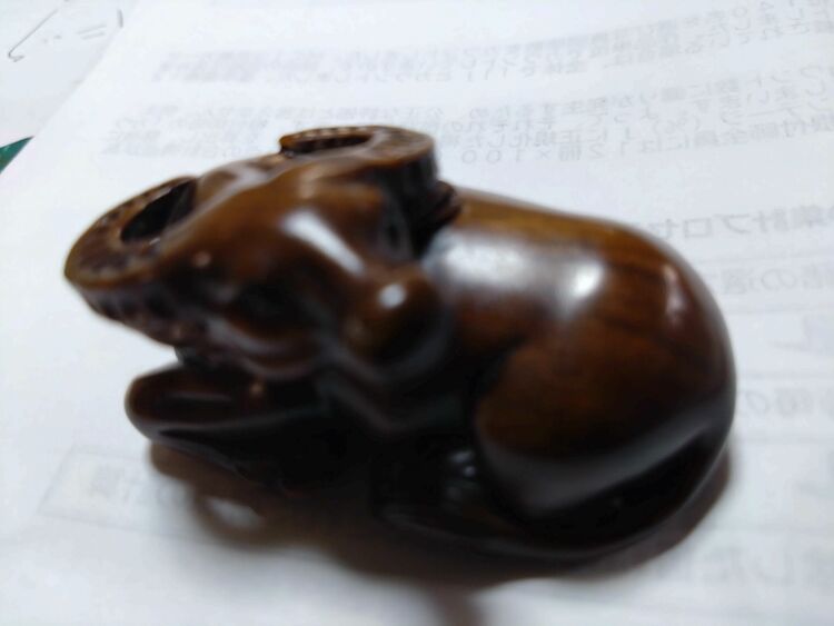 根付牛（木製）作者友忠（美術品・骨董品）の商品画像 - 査定依頼日：2025年9月12日 - 最高査定価格：5,000円