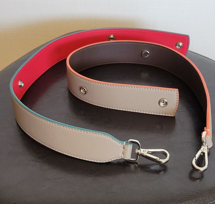 FENDI　ストラップユー　グレージュ（ブランド財布・小物）の商品画像 - 査定依頼日：2022年6月24日 - 最高査定価格：7,000円