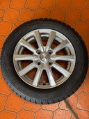 スタッドレスタイヤとアルミホイール（カー用品）の商品画像 - 査定依頼日：2026年3月8日 - 最高査定価格：3,000円