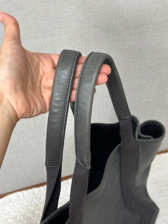 バレンシアガ ネイビーカバス Mサイズ（ブランドバッグ）の商品画像 - 査定依頼日：2025年12月2日 - 最高査定価格：25,000円