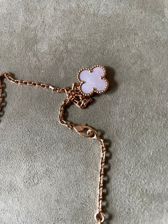 マジックアルハンブラネックレス6モチーフ18K（金・貴金属）の商品画像 - 査定依頼日：2024年12月1日 - 最高査定価格：1,100,000円