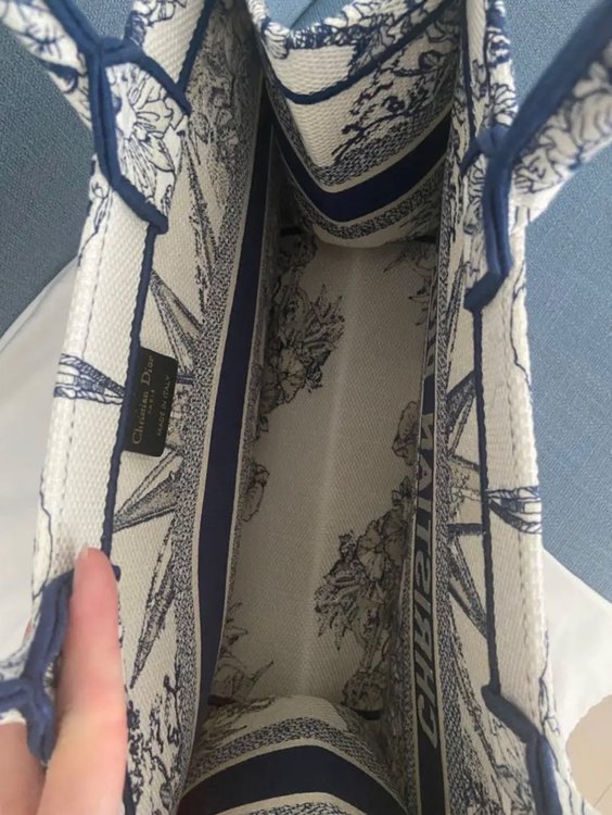 ブックトート ネイビー（ブランドバッグ）の商品画像 - 査定依頼日：2023年8月25日 - 最高査定価格：270,000円