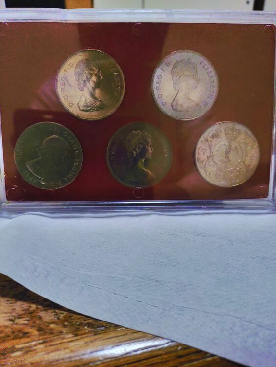 エリザベス二世女王ご治世下記念クラウン（美術品・骨董品）の商品画像 - 査定依頼日：2025年7月19日 - 最高査定価格：500円