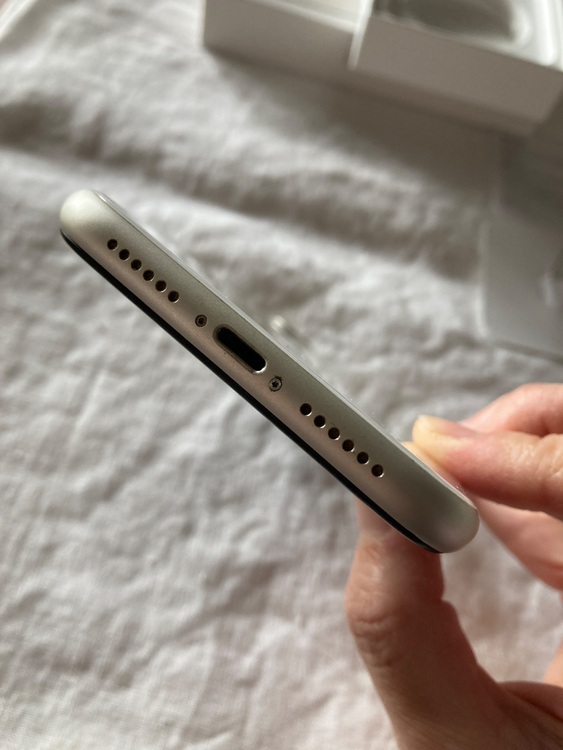 iPhone11 64GB white MHDC3J/A 箱あり（スマホ）の商品画像 - 査定依頼日：2025年11月20日 - 最高査定価格：22,000円