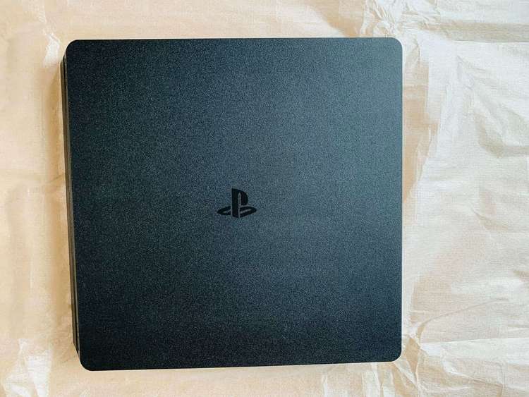 プレステ４（ゲーム機本体・ゲームソフト）の商品画像 - 査定依頼日：2022年8月29日 - 最高査定価格：16,000円