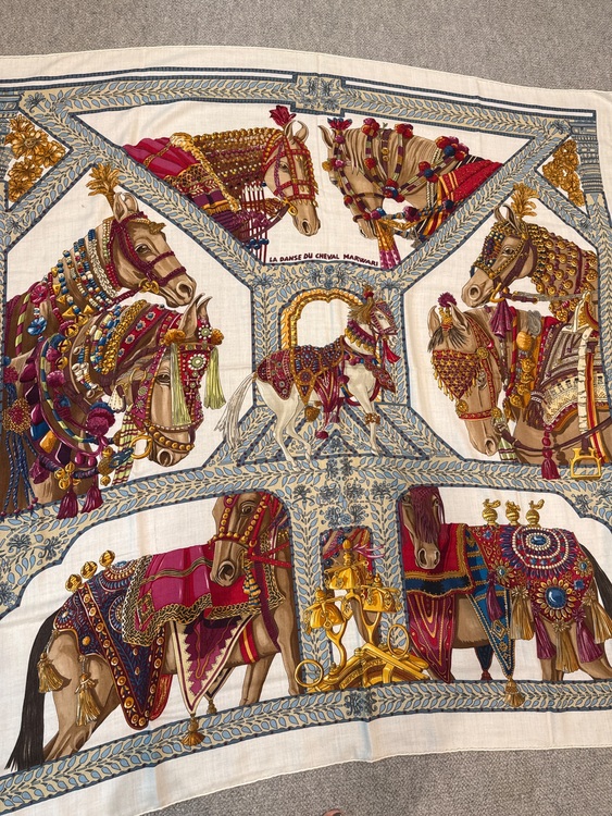 大判スカーフ（古着・ファッション）の商品画像 - 査定依頼日：2025年9月18日 - 最高査定価格：5,000円