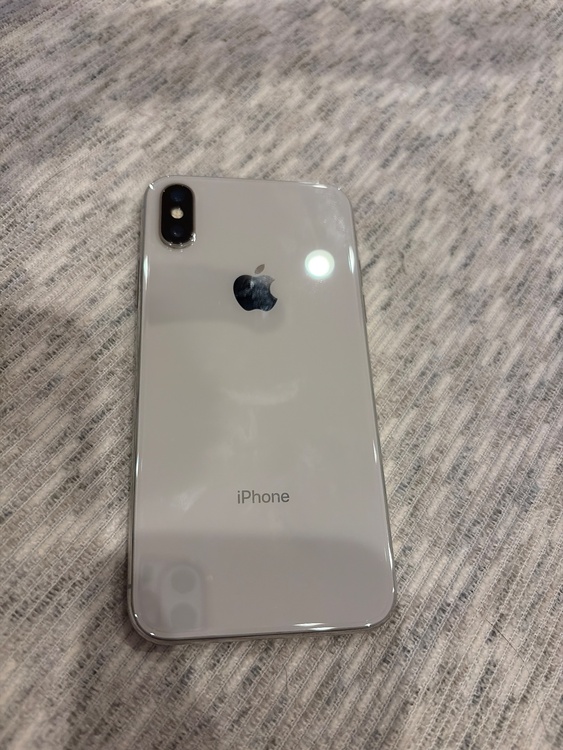 iPhone iPhoneX 64GB au（スマホ）の商品画像 - 査定依頼日：2026年8月9日 - 最高査定価格：5,500円
