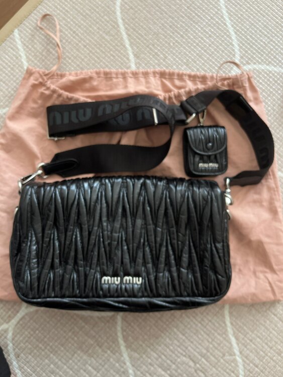 ミュウミュウ  （ブランドバッグ）の商品画像 - 査定依頼日：2025年3月13日 - 最高査定価格：60,000円