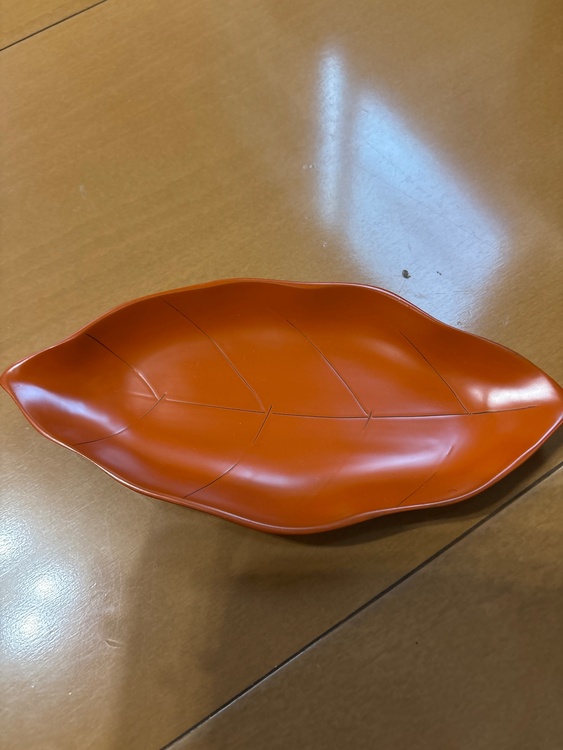 漆塗り　朱　葉皿（美術品・骨董品）の商品画像 - 査定依頼日：2026年10月4日 - 最高査定価格：100円