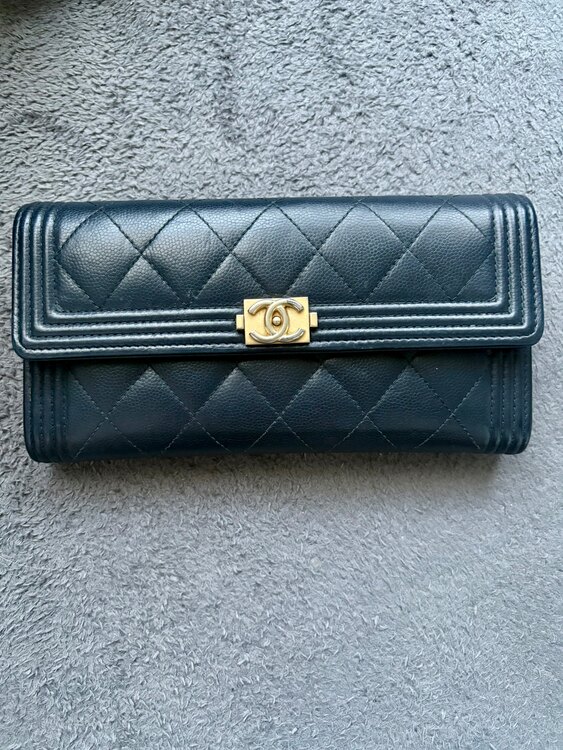 ボーイシャネル　長財布　ブラック（ブランド財布・小物）の商品画像 - 査定依頼日：2025年2月15日 - 最高査定価格：30,000円