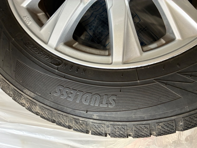 スタットレスタイヤ　ホイール付き（カー用品）の商品画像 - 査定依頼日：2025年10月1日 - 最高査定価格：8,000円