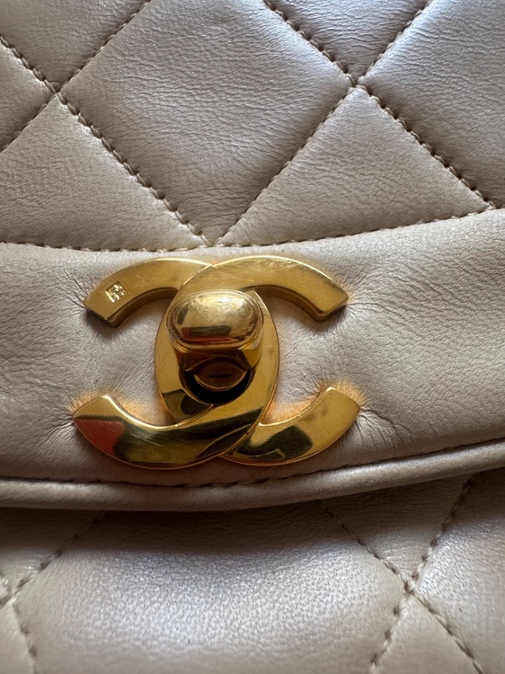 CHANEL ダイアナフラップ　ベージュ（ブランドバッグ）の商品画像 - 査定依頼日：2026年8月7日 - 最高査定価格：980,000円