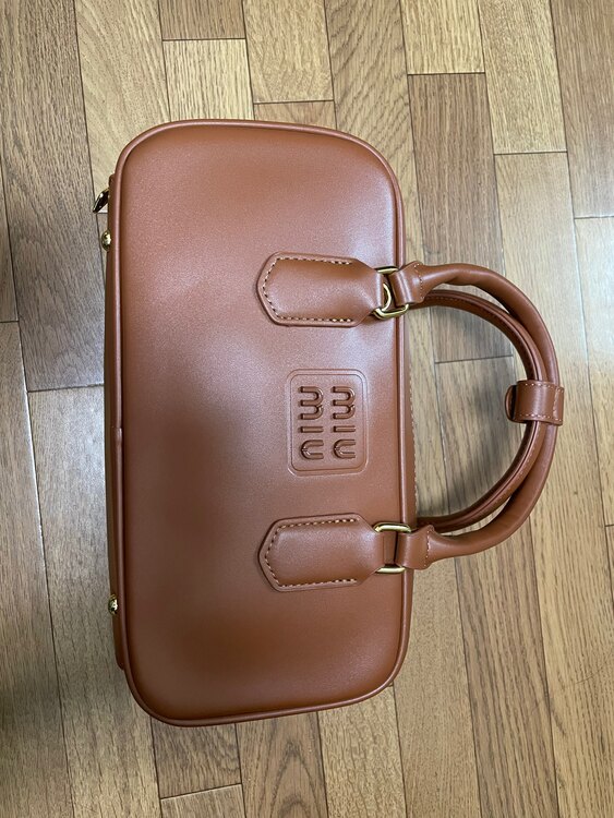 ミュウミュウ  （ブランドバッグ）の商品画像 - 査定依頼日：2025年3月2日 - 最高査定価格：250,000円